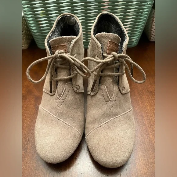 Toms Desert Wedge Lace Up Suede Booties - Picture 4 of 9